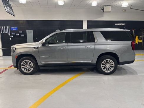 Used 2023 GMC Yukon XL SLT w/ SLT Premium Package image 5