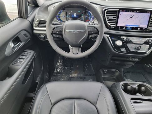 Certified 2023 Chrysler Pacifica Touring-L w/ S Appearance Package image 32