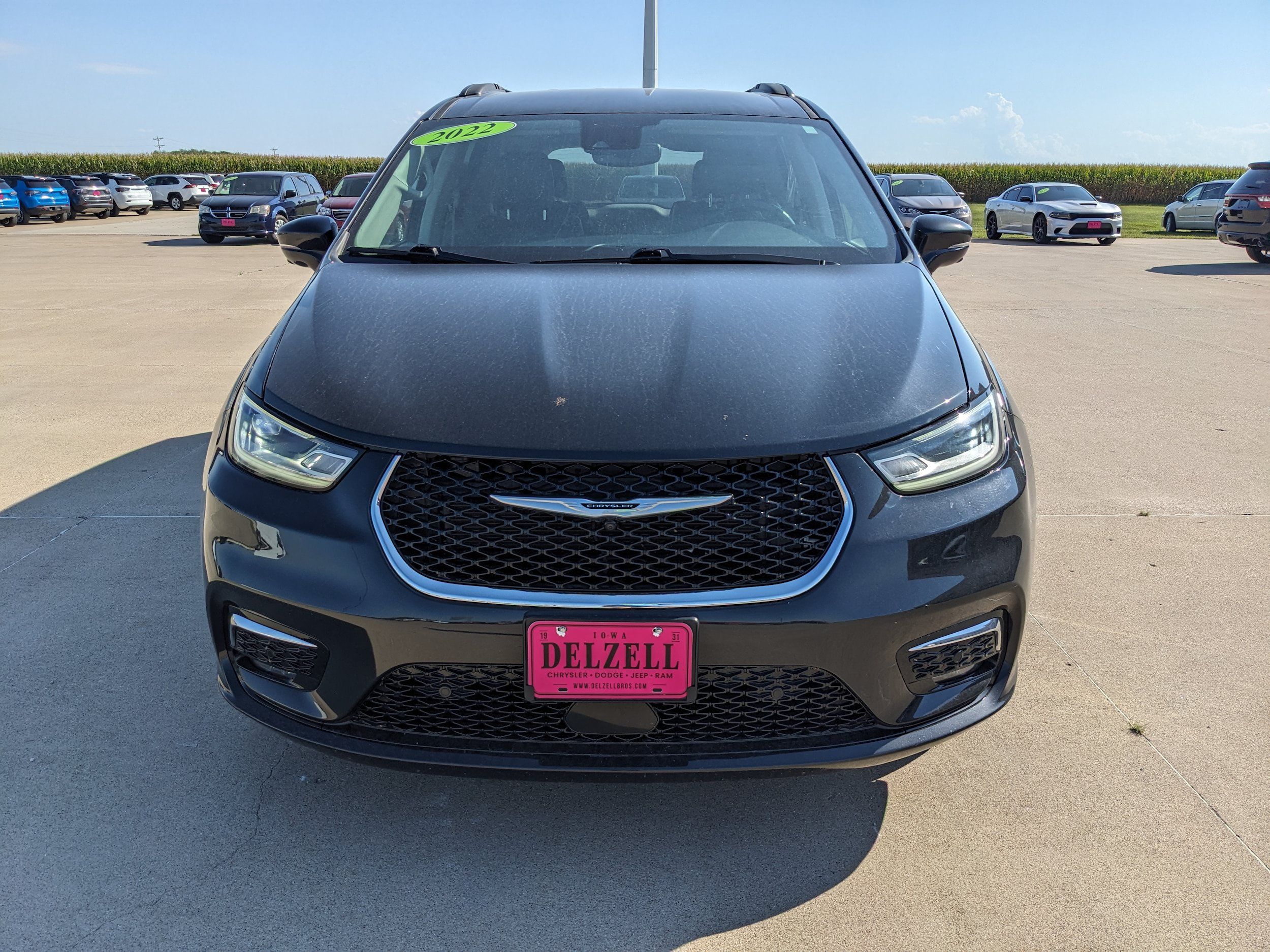 Used 2022 Chrysler Pacifica Touring-L w/ Uconnect Theater Family Group AWD/4WD image 3