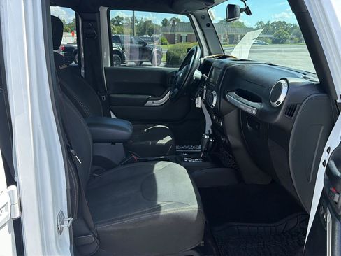 Used 2015 Jeep Wrangler Unlimited Sahara w/ Connectivity Group AWD/4WD image 13