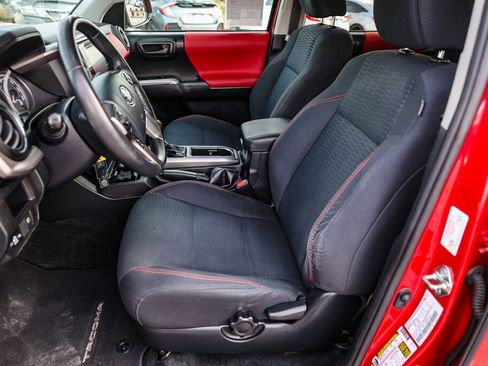 Certified 2018 Toyota Tacoma SR5 image 9