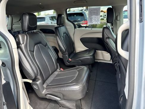 Used 2024 Chrysler Pacifica Touring-L FWD image 10