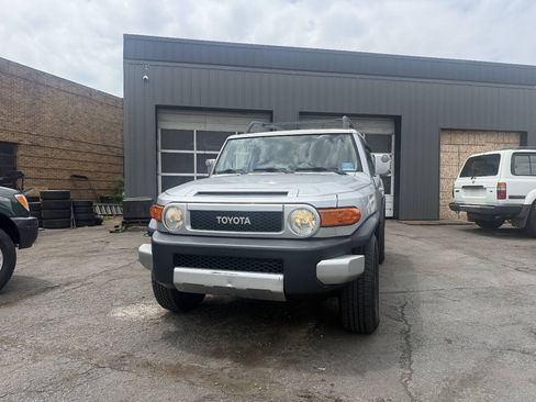 Used 2007 Toyota FJ Cruiser 4WD w/ Upgrade Pkg 2 image 2