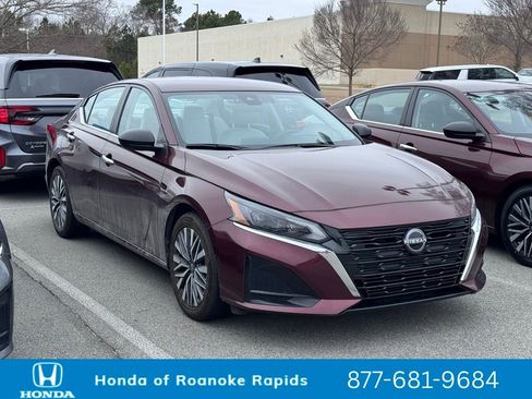 Used 2024 Nissan Altima 2.5 SV image 2