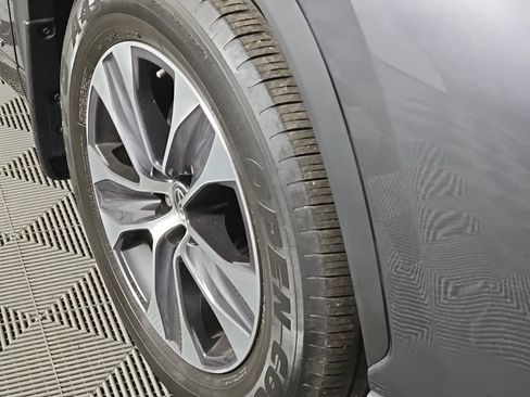 Used 2023 Toyota Highlander XLE image 5