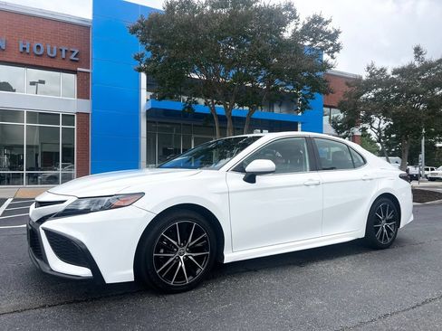 Used 2021 Toyota Camry SE FWD image 1