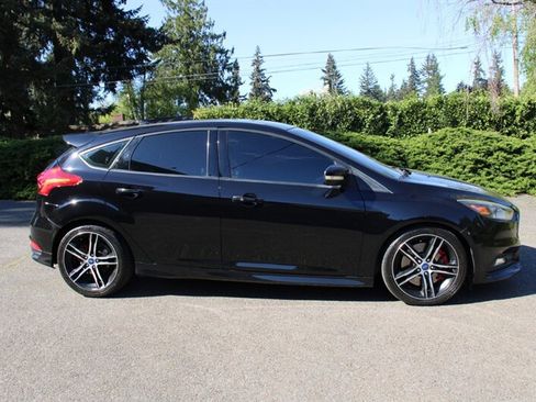 Used 2018 Ford Focus ST FWD image 12