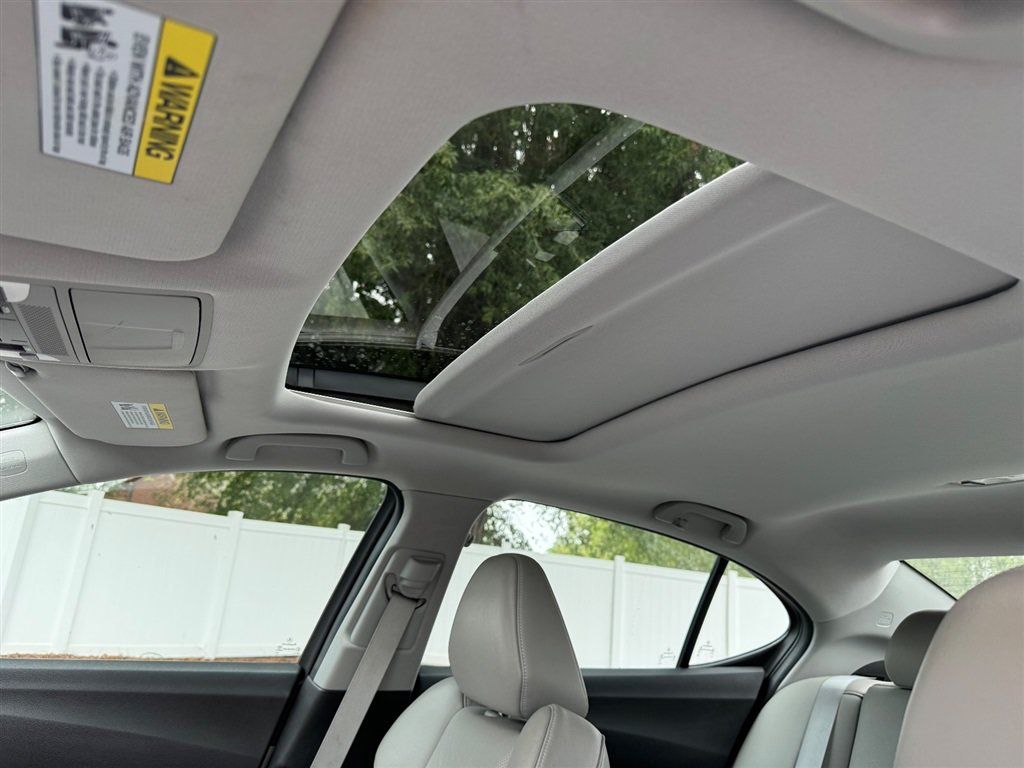 Used 2015 Acura TLX w/ Technology Package FWD image 17