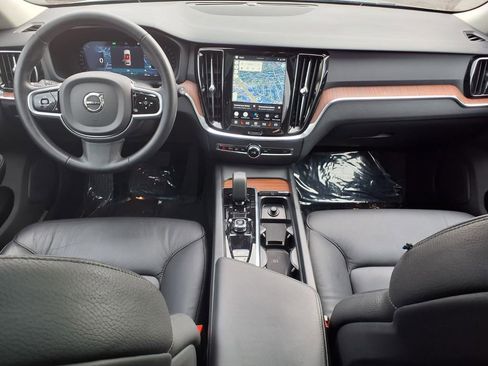 Used 2025 Volvo V60 B5 Cross Country Plus image 11