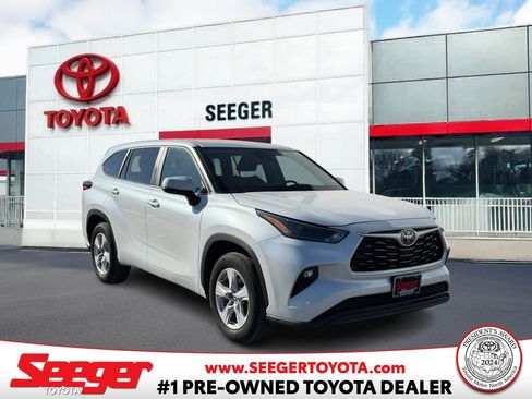 Used 2023 Toyota Highlander LE image 1