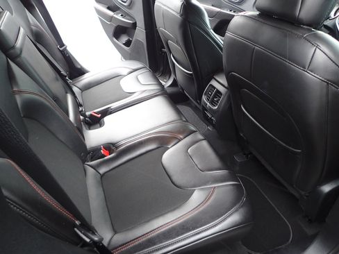 Used 2019 Jeep Cherokee Trailhawk image 12