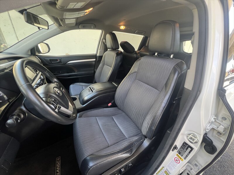 Used 2014 Toyota Highlander Plus FWD image 6