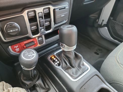 Used 2024 Jeep Wrangler Unlimited AWD/4WD image 25