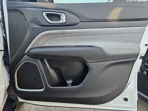 Used 2022 Jeep Compass Latitude image 11