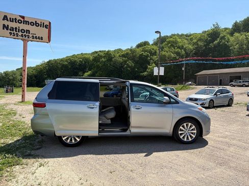 Used 2017 Toyota Sienna XLE Premium AWD/4WD image 16