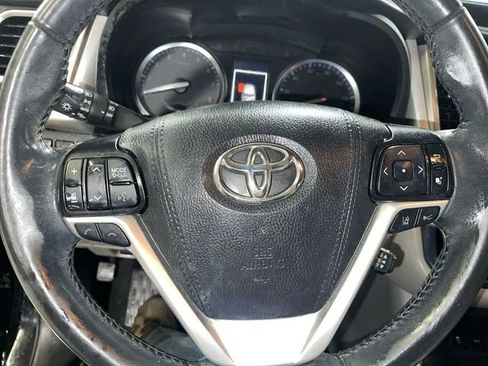 Used 2019 Toyota Highlander XLE AWD/4WD image 10