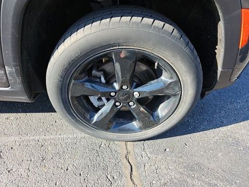 Used 2023 Jeep Grand Cherokee L Limited w/ Black Appearance Package image 10