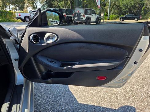 Used 2009 Nissan 370Z Touring image 26