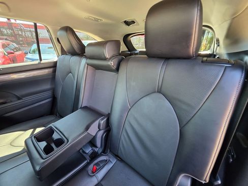 Used 2022 Toyota Highlander Limited image 27