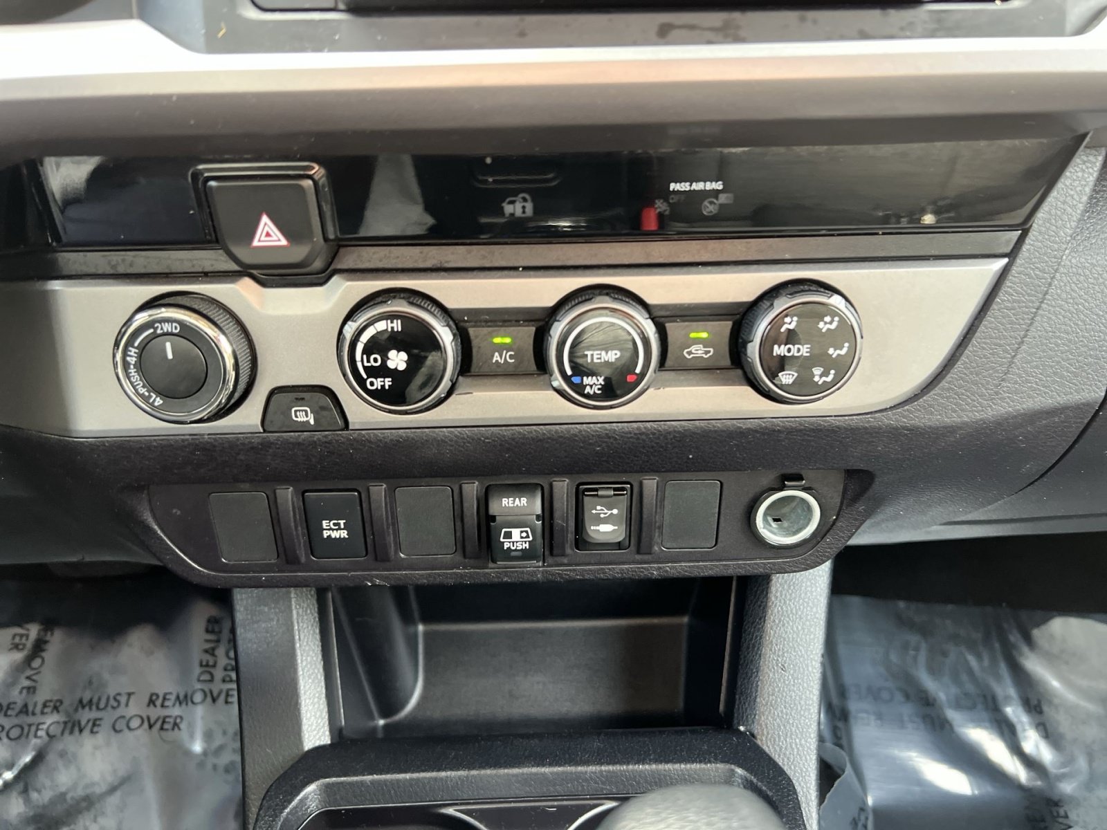 Used 2018 Toyota Tacoma SR5 AWD/4WD image 19