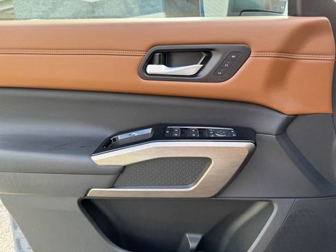 Used 2024 Nissan Pathfinder Platinum image 11