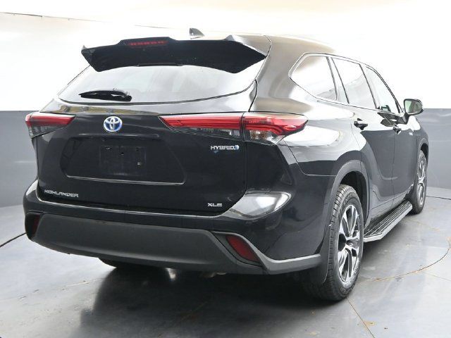 Used 2021 Toyota Highlander XLE AWD/4WD image 5