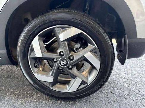 Used 2025 Hyundai Venue SEL FWD image 13
