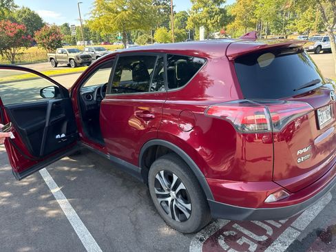 Used 2018 Toyota RAV4 LE AWD/4WD image 5