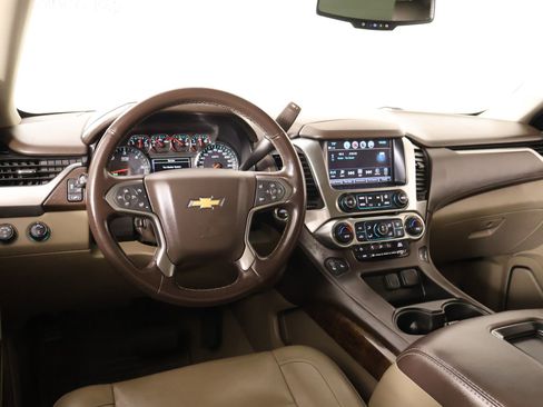 Used 2020 Chevrolet Suburban LT w/ Luxury Package AWD/4WD image 2