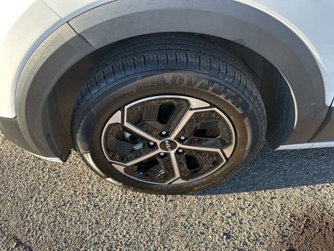 Used 2024 Kia Niro EX image 11