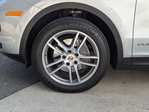 Used 2020 Porsche Cayenne image 3