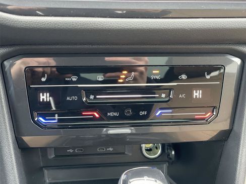 Used 2022 Volkswagen Tiguan SE w/ Panoramic Sunroof Package image 19