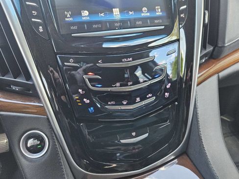 Used 2019 Cadillac Escalade ESV 4WD image 23