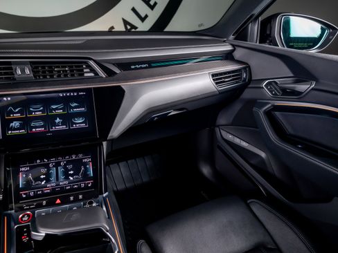 Used 2024 Audi Q8 e-tron Prestige image 7