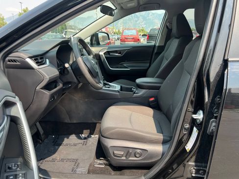 Used 2025 Toyota RAV4 XLE AWD/4WD image 12