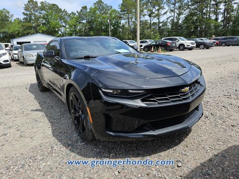 Used 2021 Chevrolet Camaro LT w/ Technology Package RWD image 3
