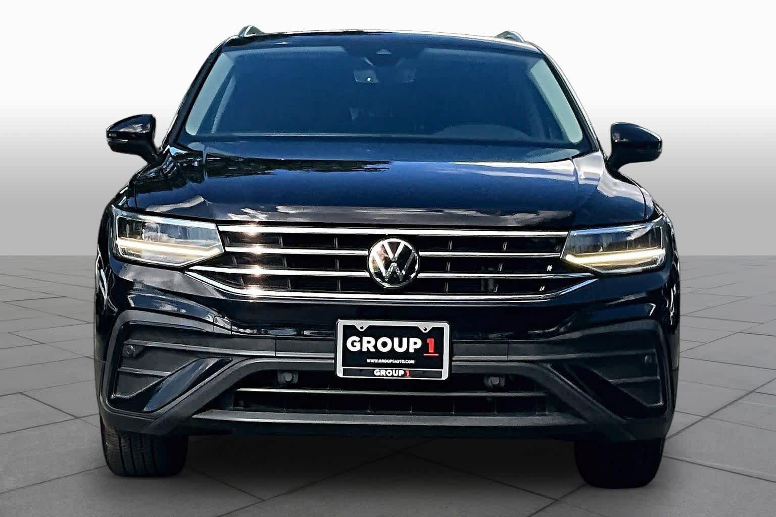 Used 2022 Volkswagen Tiguan SE w/ Panoramic Sunroof Package FWD image 4