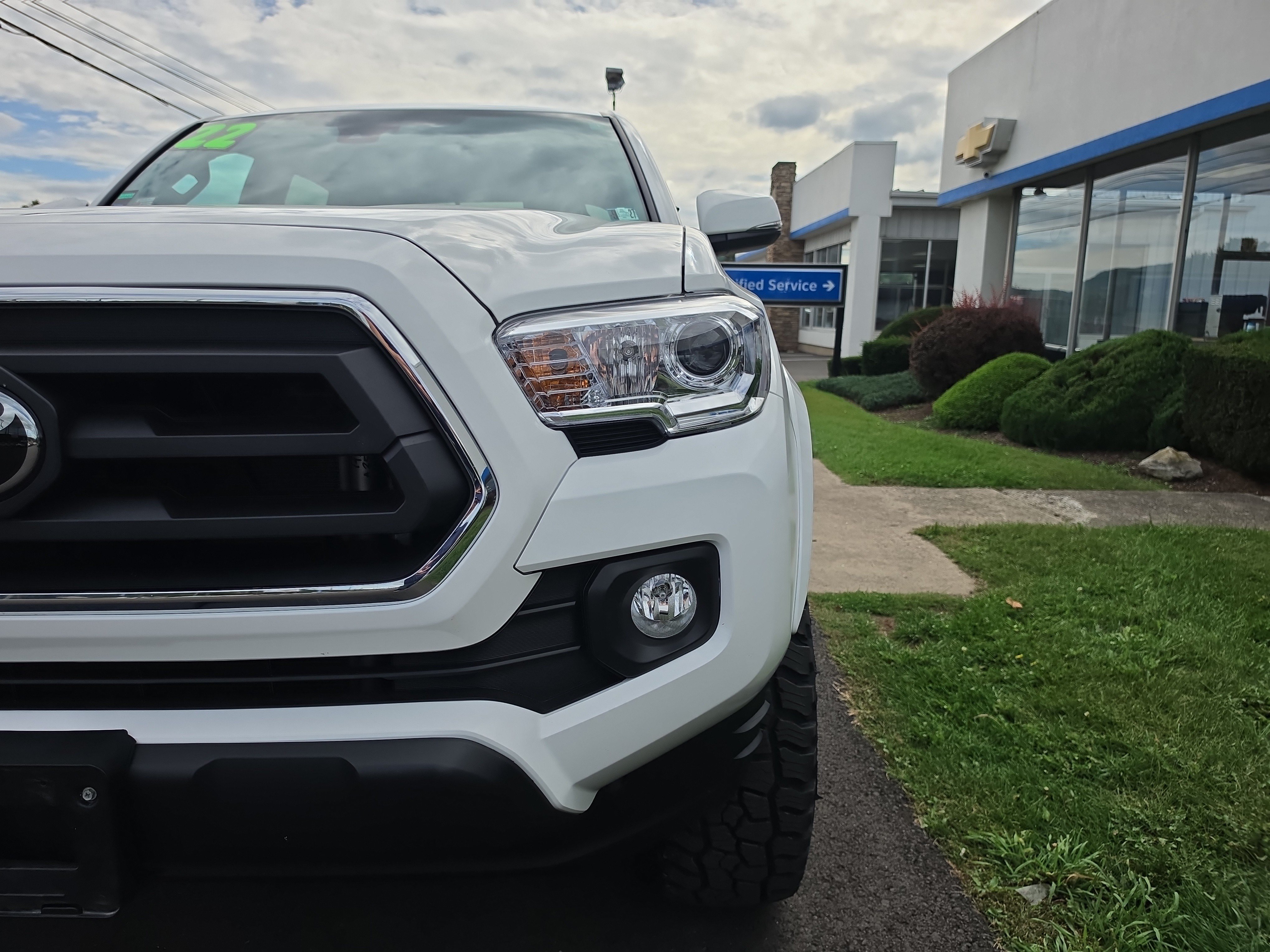 Used 2022 Toyota Tacoma SR5 w/ Technology Package AWD/4WD image 8