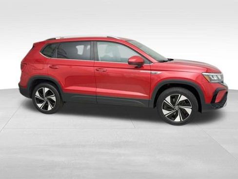 Used 2023 Volkswagen Taos SE w/ Panoramic Sunroof Package image 9