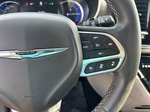 Used 2022 Chrysler Pacifica Touring-L image 13