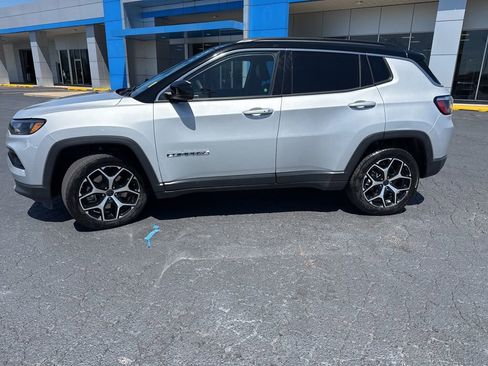 Used 2025 Jeep Compass Limited AWD/4WD image 2