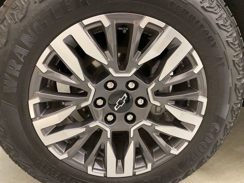Used 2025 Chevrolet Suburban Z71 AWD/4WD image 27