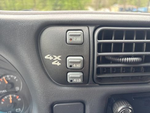 Used 2003 Chevrolet S10 Pickup LS AWD/4WD image 31
