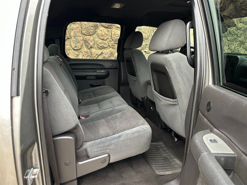 Used 2007 GMC Sierra 2500 SLE w/ Z71 Off-Road Package AWD/4WD image 35