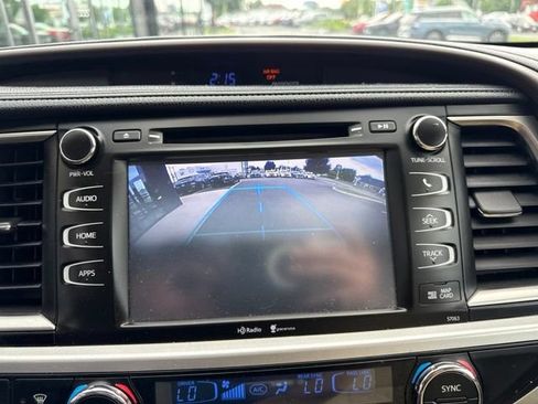 Used 2014 Toyota Highlander XLE AWD/4WD image 16