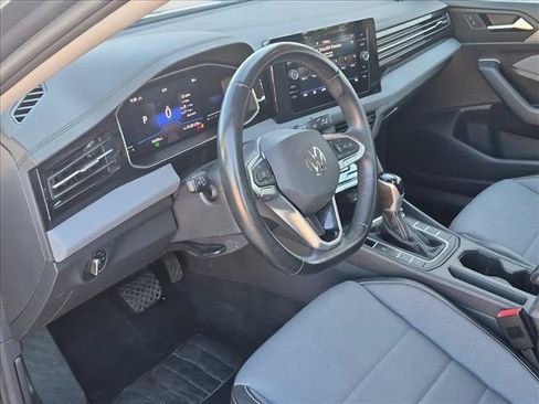 Used 2025 Volkswagen Jetta SE FWD image 10