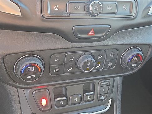 Used 2018 GMC Terrain SLE image 16