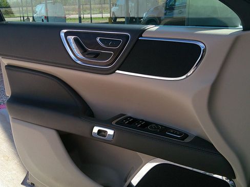 Used 2019 Lincoln Continental Select image 46