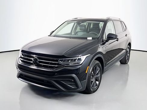 Certified 2023 Volkswagen Tiguan SE w/ Panoramic Sunroof Package AWD/4WD image 3
