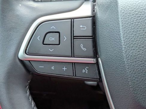 Used 2022 Toyota Highlander XLE image 28